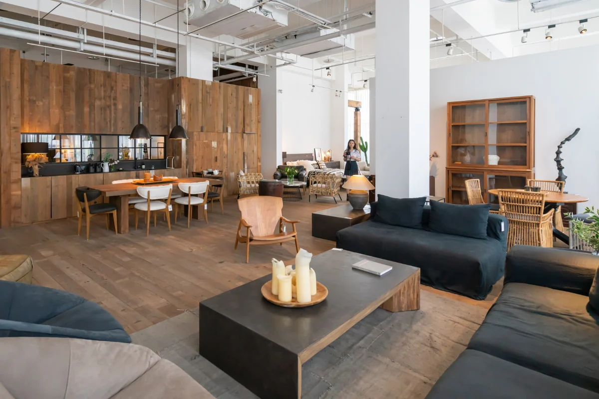 Maison intérieure moderne, meubles en bois massif dans un showroom